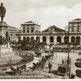 Napels station met trams